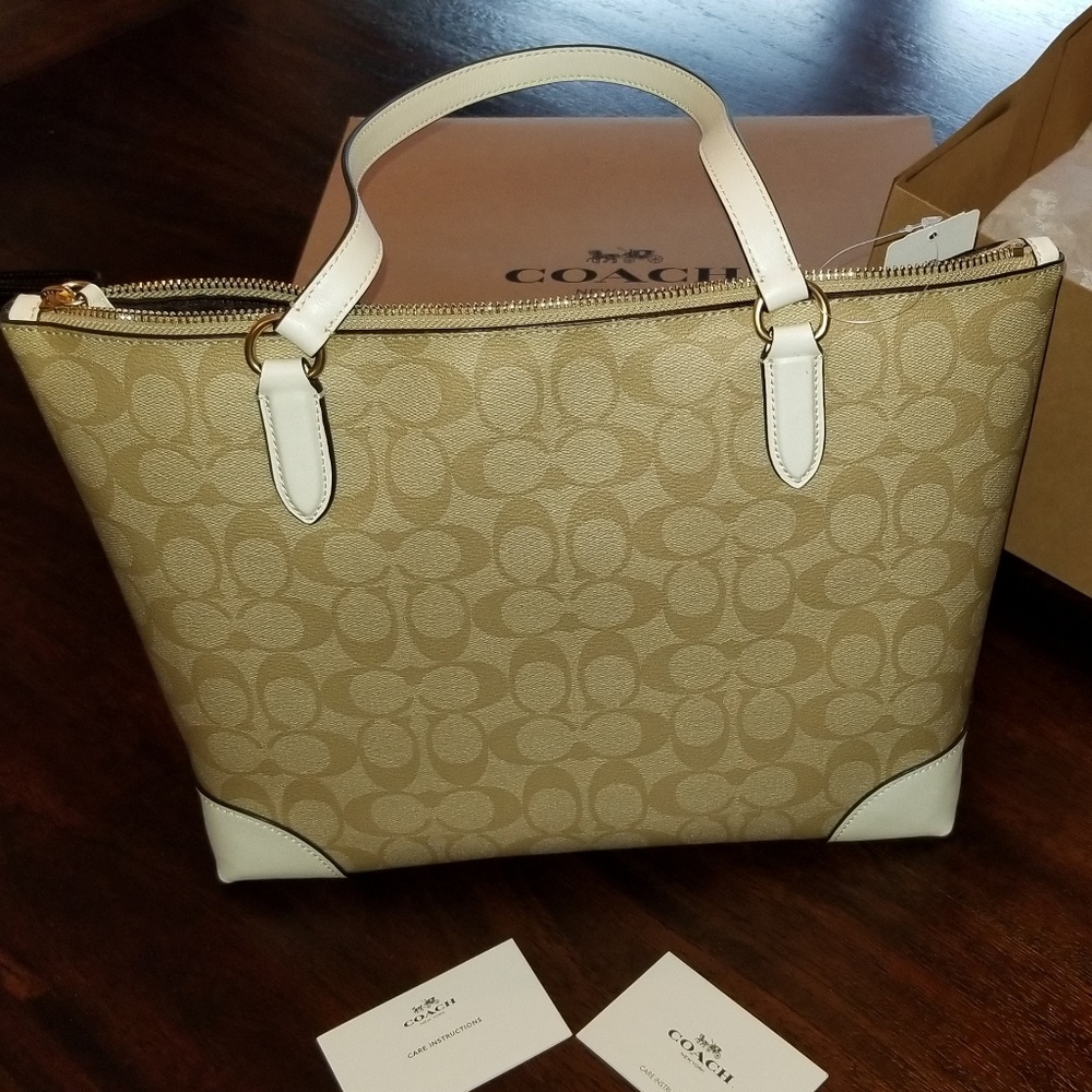 COACH - Zip Top in Signature - Light Khaki/Chalk